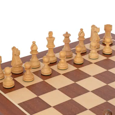 Ensemble French Knight Echiquier en Bois d'Acajou et Erable, Jeu d'Echecs en Bois de Rose Doré et Buis & Coffret de Rangement en Bois de Bouleau