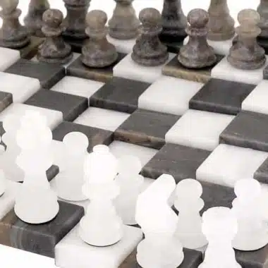 Rangée de pions en marbre gris et blanc face à face sur l'échiquier 3D