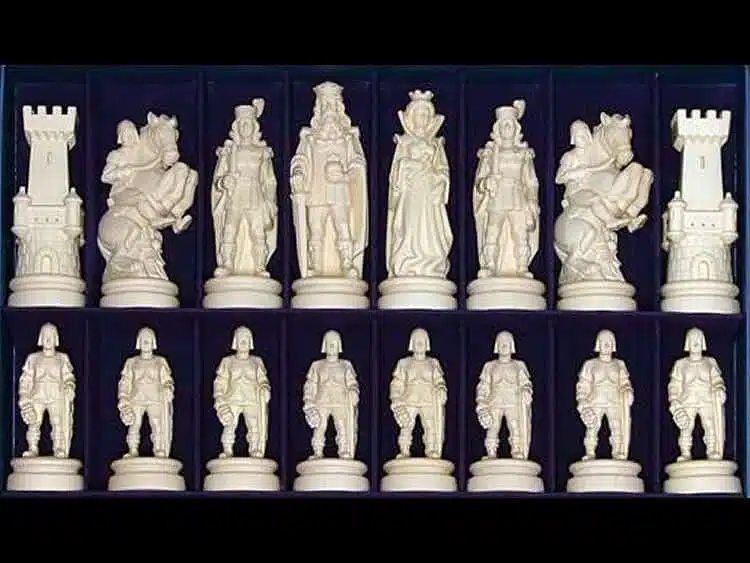 Jeu d'Echecs "Bergame Bouclier Côté Bois Naturel" en Bois des Alpes Massif Sculpté Traditionnellement