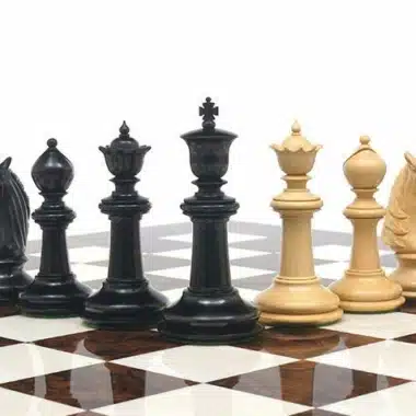 Ensemble "Ebène Luxe" Echiquier en Bois de Noyer Foncé & Jeu d'Echecs en Bois d'Ebène Massif