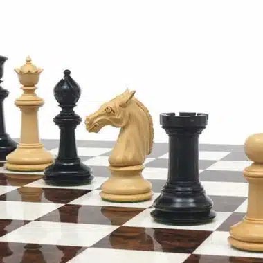 Ensemble "Ebène Luxe" Echiquier en Bois de Noyer Foncé & Jeu d'Echecs en Bois d'Ebène Massif