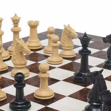 Ensemble "Ebène Luxe" Echiquier en Bois de Noyer Foncé & Jeu d'Echecs en Bois d'Ebène Massif