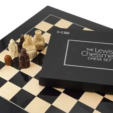 Ensemble "Ile de Lewis " Echiquier en Bois Massif Laqué & Jeu d'Echecs en Résine