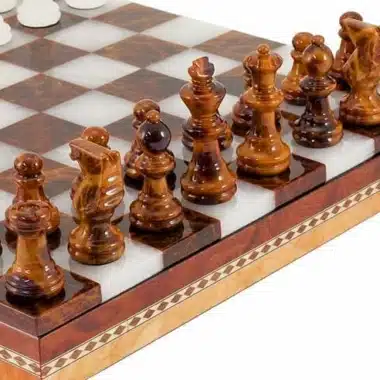 Pièces marron en marbre alignées en détail sur le coffret échiquier