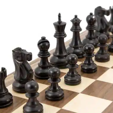 Ensemble Broadbase III Echiquier en Bois de Noyer et Erable et Pièces Echecs en Bois de Buis et de Buis Ebonisé – Image 3