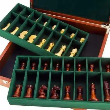 Pièces d'échecs en bois rangées dans les plateaux de la mallette
