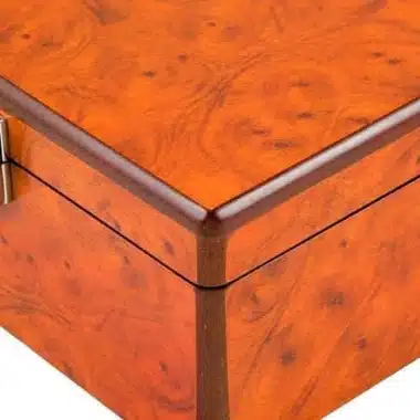 Coffret de rangement en bois, détail du coin et de la charnière en laiton