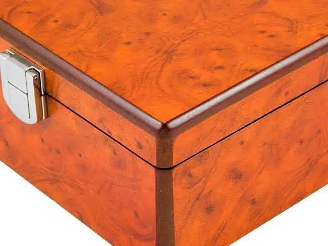 Coffret de rangement en bois, détail du coin et de la charnière en laiton