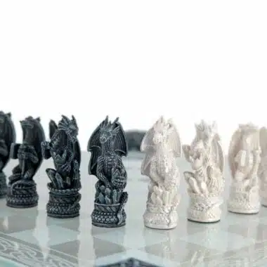 Ensemble Dragons II Echiquier en Verre et Jeu d'Echecs en Résine Peint – Image 6