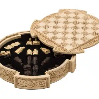 Coffret de rangement rond ouvert, pièces Ile de Lewis rangées à l'intérieur
