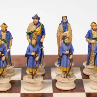 Pièces bleues sarrasines peintes à la main sur échiquier en bois