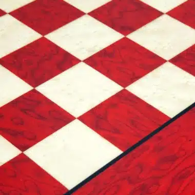 Échiquier en bois d'érable rouge, détail des cases en gros plan