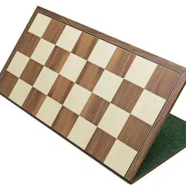 Échiquier en noyer et érable déplié vu de haut avec son damier