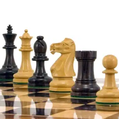 Pièces du jeu d'échecs Staunton Supreme IV en bois de rose, gros plan