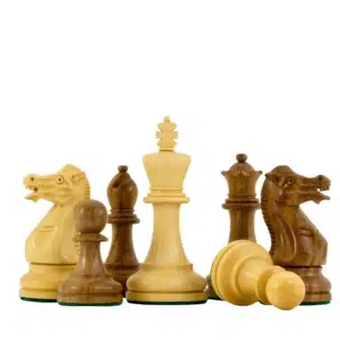 Pièces d'échecs en bois de rose avec cavaliers sculptés, rois et dames en gros plan