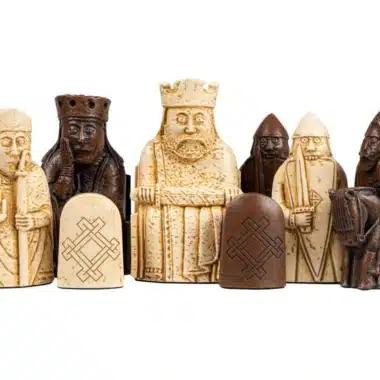 Pièces d'échecs Ile de Lewis alignées montrant les détails sculptés