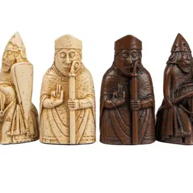 Quatre pièces d'échecs Ile de Lewis, cavalier, fou et pion en résine