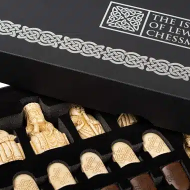 Coffret Ile de Lewis, détail du couvercle gravé et des pièces rangées