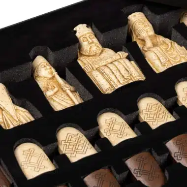 Pièces d'échecs Ile de Lewis, gros plan sur roi, dame et pions gravés