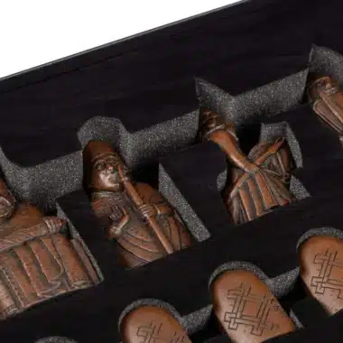 Pièces d'échecs Ile de Lewis, figurines brunes alignées dans leur logement