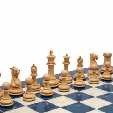 Pièces claires du jeu Windsor alignées sur un échiquier bleu et blanc