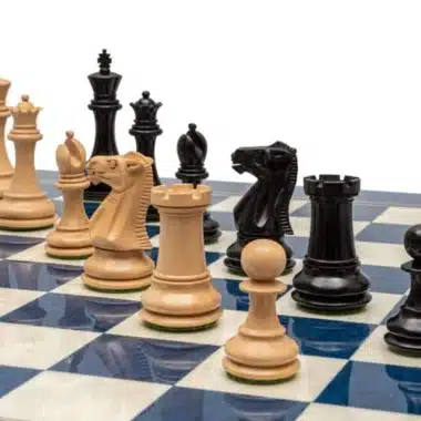 Pièces du jeu Windsor en ébène posées sur un échiquier bleu et blanc
