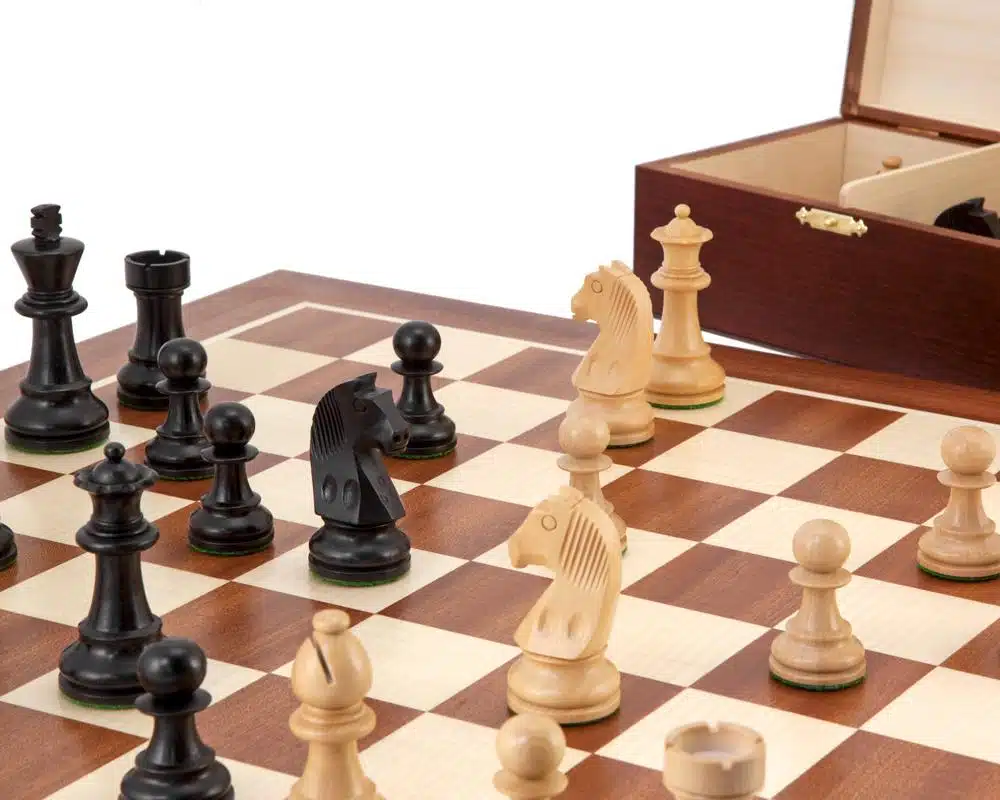 Ensemble Grand Championship II Echiquier en Bois d'Acajou et d'Erable, Jeu d'Echecs en Bois de Buis et Buis Ebonisé & Coffret de Rangement en Bois de Bouleau – Image 2