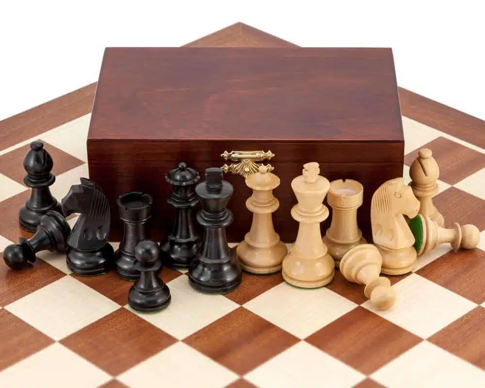 Ensemble Grand Championship II Echiquier en Bois d'Acajou et d'Erable, Jeu d'Echecs en Bois de Buis et Buis Ebonisé & Coffret de Rangement en Bois de Bouleau – Image 4