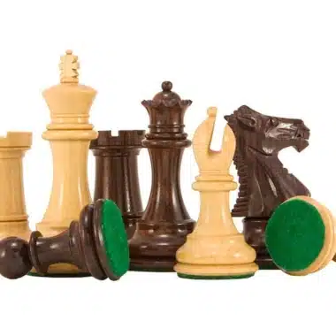 Ensemble de pièces d'échecs noires et blanches avec bases en feutrine verte