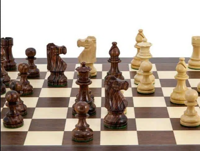 Ensemble French Knight III Echiquier en Bois de Rose et d'Erable & Pièces d'Echecs en Bois de Rose – Image 4
