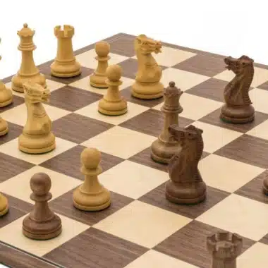 Cavaliers et pièces en bois de rose en formation rapprochée sur l'échiquier