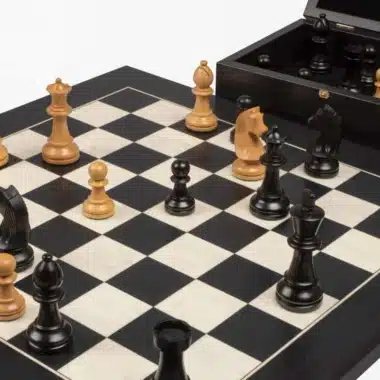 Ensemble Knight Design Echiquier en Bois de Peuplier Noir et Erable Blanc & Jeu d'Echecs en Bois de Buis Ebonisé avec Coffret de Rangement – Image 3