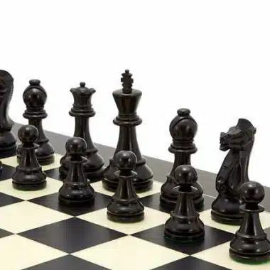 Ensemble "Frankfurt" Echiquier en Bois d'Erable et Jeu d'Echecs en Bois de Buis