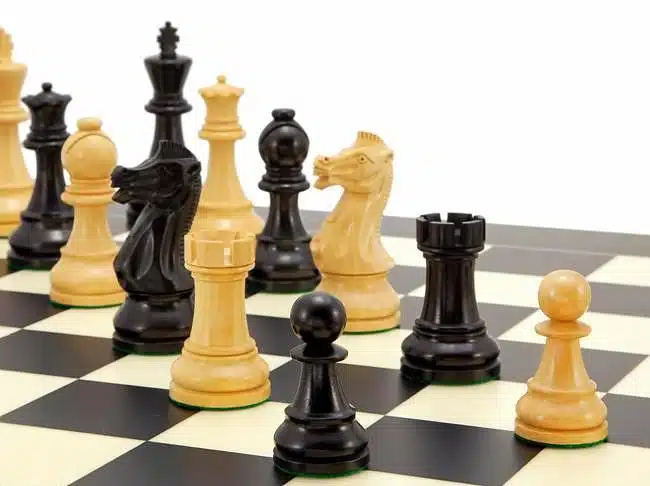Ensemble "Frankfurt" Echiquier en Bois d'Erable et Jeu d'Echecs en Bois de Buis