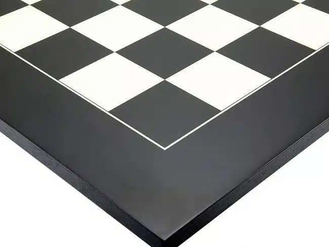 Ensemble "Frankfurt" Echiquier en Bois d'Erable et Jeu d'Echecs en Bois de Buis