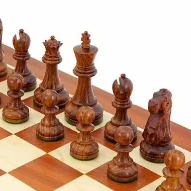 Ensemble "Jacob Knight" Echiquier en Bois d'Erable et Acajou, Jeu d'Echecs en Bois de Rose Doré et Buis & Sachet de Rangement