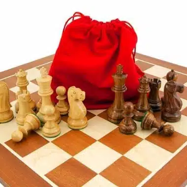 Ensemble "Jacob Knight" Echiquier en Bois d'Erable et Acajou, Jeu d'Echecs en Bois de Rose Doré et Buis & Sachet de Rangement
