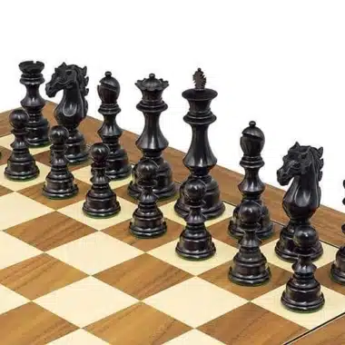 Pièces d'échecs ébène Sun Tzu vues de près sur l'échiquier en noyer