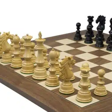 Ensemble Sun Tzu vu en angle, pièces ivoire et ébène face à face