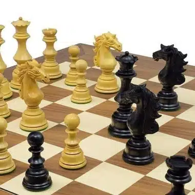Cavaliers et dames du jeu Sun Tzu mis en valeur sur l'échiquier