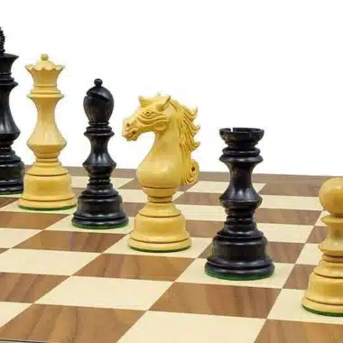 Gros plan sur un cavalier ivoire finement sculpté du jeu Sun Tzu