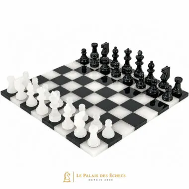 Ensemble complet en marbre noir et blanc, pièces et échiquier vus de face