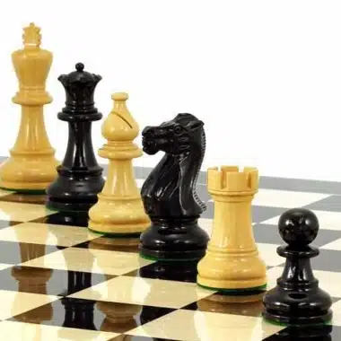 Roi, dame, fou, cavalier, tour et pion noir et clair disposés en ligne