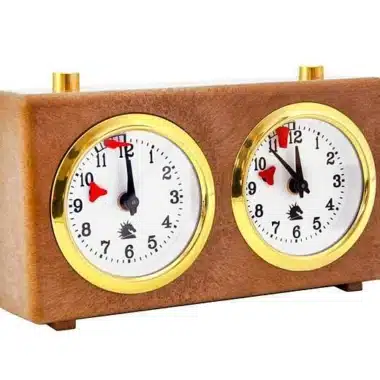 Horloge hydraulique de jeu d'échecs avec cadrans dorés et boîtier marron