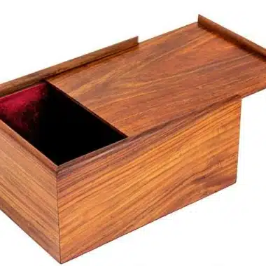 Coffret de rangement en bois de rose doré ouvert, intérieur en velours bordeaux