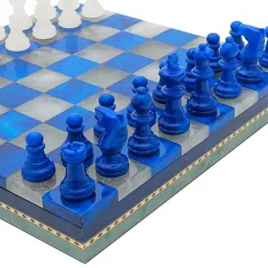 Alternative view of Ensemble Bleu et Blanc Echiquier et Jeu d'Echecs en Marbre Antique avec Coffre de Rangement
