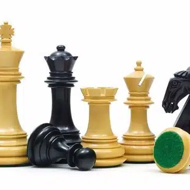 Détail des pièces noires et naturelles du jeu Gambit en bois de buis