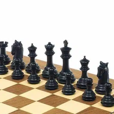 Pièces noires du jeu Gambit disposées sur un échiquier en bois