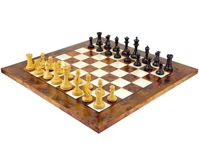 Ensemble Elite Echiquier en Bois d'Orme et de Bruyère Laqué & Jeu d'Echecs en Bois d'Ebène