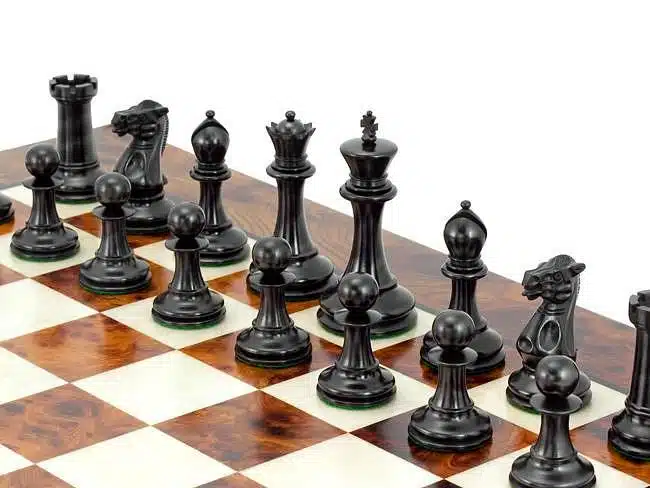 Ensemble Elite Echiquier en Bois d'Orme et de Bruyère Laqué & Jeu d'Echecs en Bois d'Ebène – Image 2